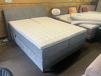 Bankstellen, tafels, stoelen en bedden