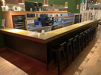 Bar met koelingen, koelvitrine & achterwand (combinatiekavel 2 en 3)