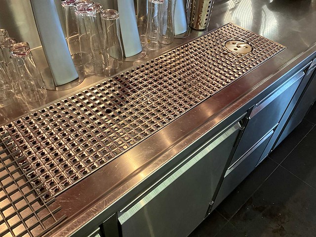 Bar met koelvitrine en koelingen (c) - afbeelding 5 van  17