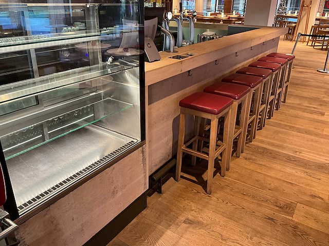 Bar met koelvitrine en koelingen (c) - afbeelding 10 van  17