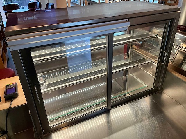 Bar met koelvitrine en koelingen (c) - afbeelding 15 van  17