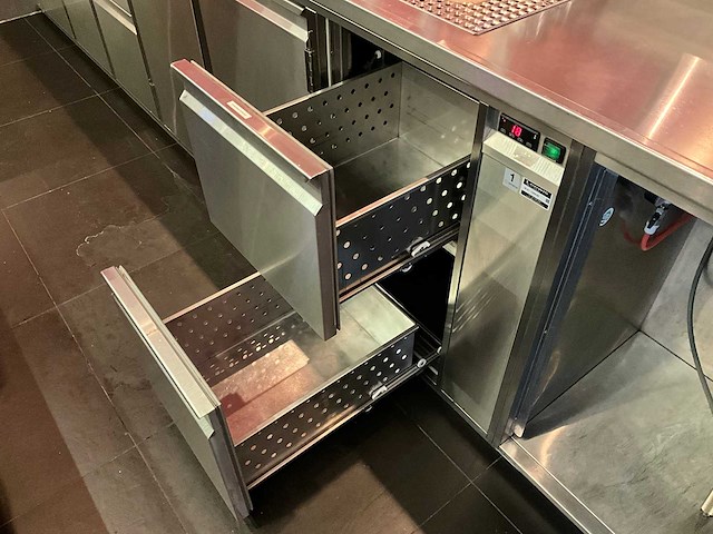 Bar met koelvitrine en koelingen (c) - afbeelding 17 van  17