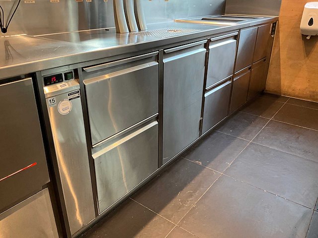 Bar met koelvitrine en koelingen (c) - afbeelding 3 van  20