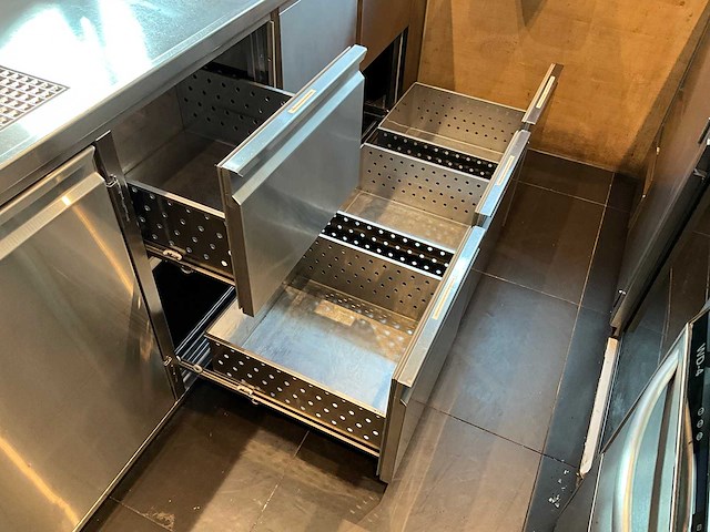 Bar met koelvitrine en koelingen (c) - afbeelding 8 van  20