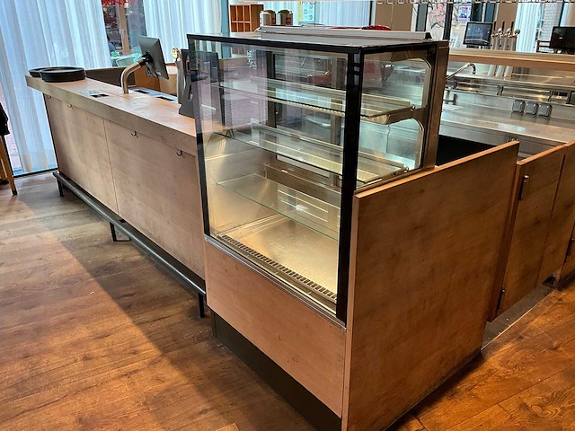 Bar met koelvitrine en koelingen (c) - afbeelding 1 van  20