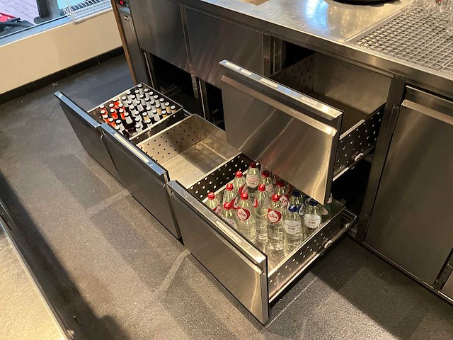 Bar met koelvitrine en koelingen (c) - afbeelding 2 van  19