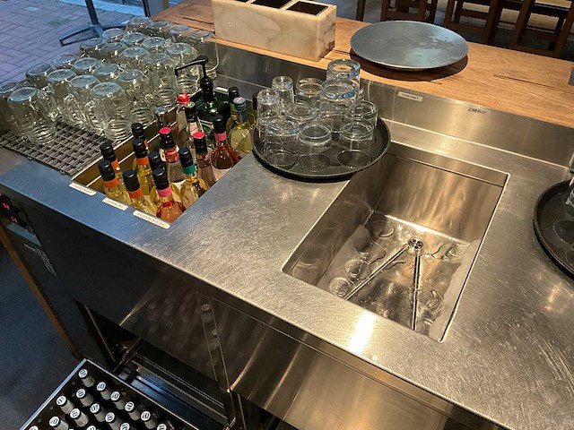 Bar met koelvitrine en koelingen (c) - afbeelding 3 van  19