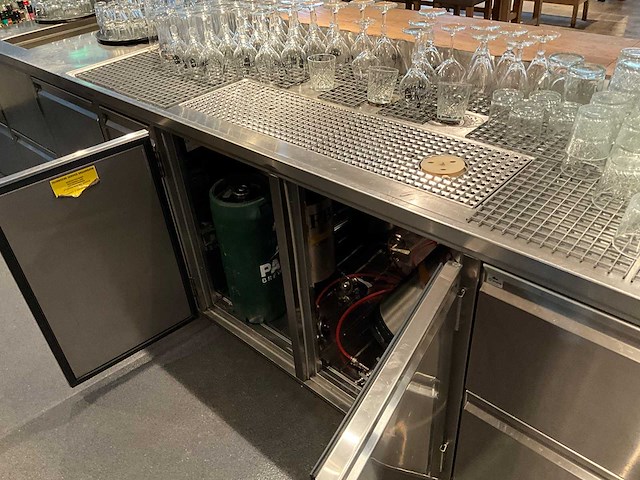 Bar met koelvitrine en koelingen (c) - afbeelding 6 van  19