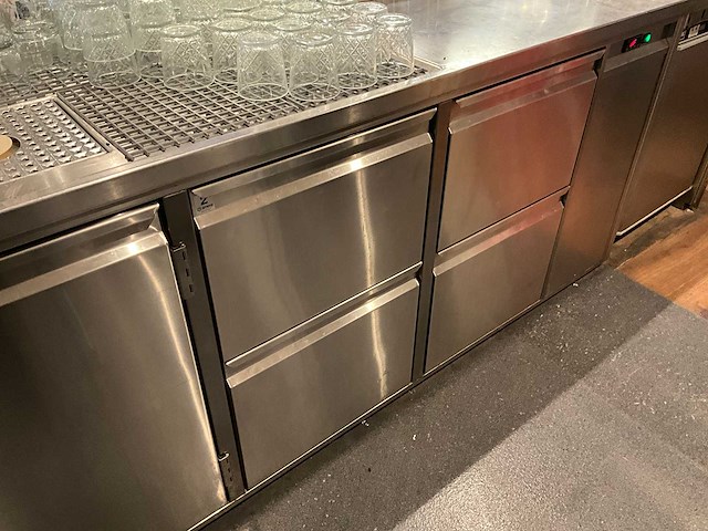 Bar met koelvitrine en koelingen (c) - afbeelding 9 van  19