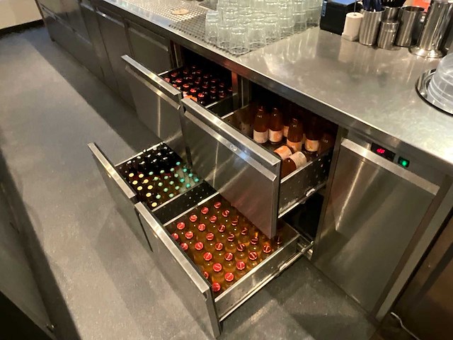 Bar met koelvitrine en koelingen (c) - afbeelding 11 van  19