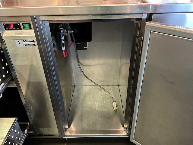 Bar met koelvitrine en koelingen (c) - afbeelding 2 van  17