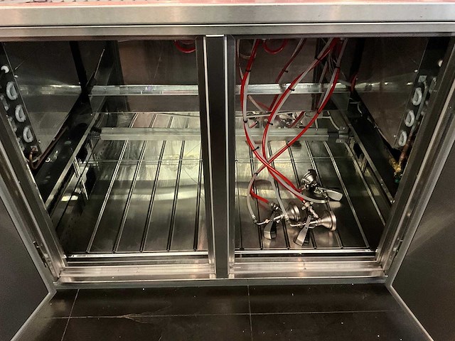 Bar met koelvitrine en koelingen (c) - afbeelding 3 van  17