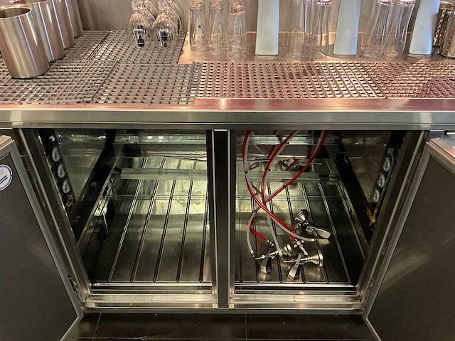 Bar met koelvitrine en koelingen (c) - afbeelding 4 van  17