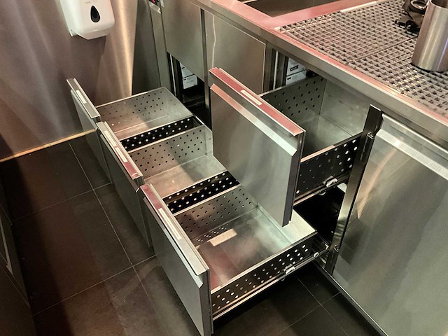 Bar met koelvitrine en koelingen (c) - afbeelding 7 van  17