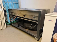 Barbecue op verrijdbaar onderstel