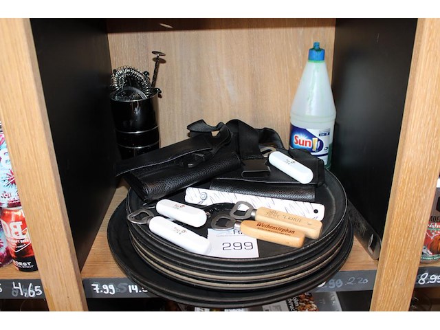 Barbenodigdheden w.o. dienbladen, portemonnees en openers. - afbeelding 1 van  2