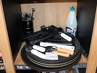 Barbenodigdheden w.o. dienbladen, portemonnees en openers. - afbeelding 1 van  2