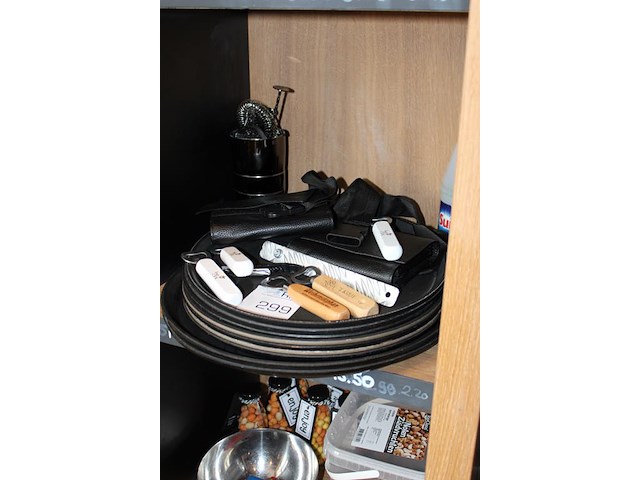 Barbenodigdheden w.o. dienbladen, portemonnees en openers. - afbeelding 2 van  2