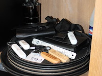 Barbenodigdheden w.o. dienbladen, portemonnees en openers. - afbeelding 2 van  2