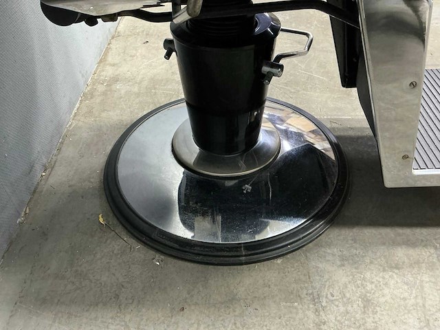 Barber pub - barber chair - afbeelding 13 van  13