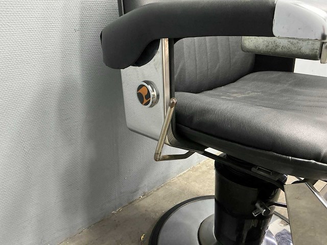 Barber pub barber chair - afbeelding 12 van  13