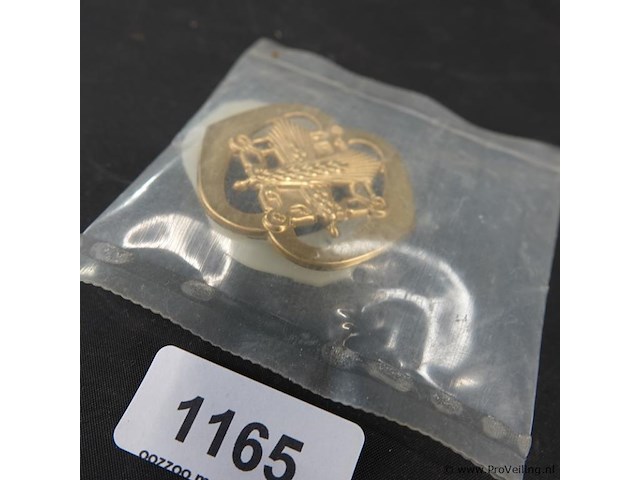 Baretembleem van de nederlandse koninklijke landmacht, specifiek voor de intendance of het regiment intendancetroepen. - afbeelding 1 van  5