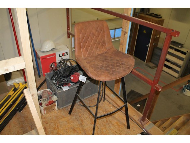 Barkruk met bruin gestoffeerde zitting en zwart metalen onderstel. afmeting 50 x 50 x 110 cm - afbeelding 1 van  3