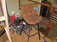 Barkruk met bruin gestoffeerde zitting en zwart metalen onderstel. afmeting 50 x 50 x 110 cm - afbeelding 1 van  3