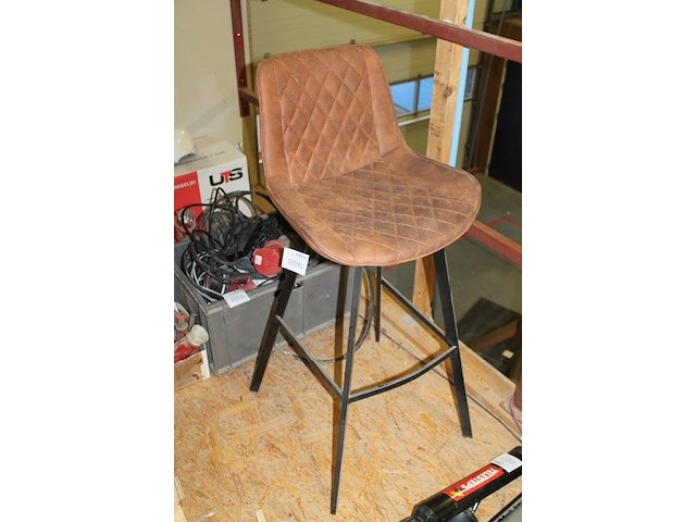 Barkruk met bruin gestoffeerde zitting en zwart metalen onderstel. afmeting 50 x 50 x 110 cm - afbeelding 2 van  3