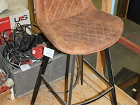 Barkruk met bruin gestoffeerde zitting en zwart metalen onderstel. afmeting 50 x 50 x 110 cm - afbeelding 2 van  3