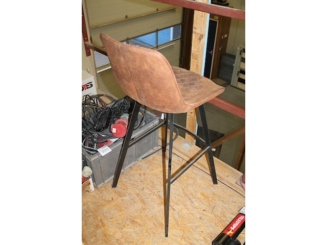 Barkruk met bruin gestoffeerde zitting en zwart metalen onderstel. afmeting 50 x 50 x 110 cm - afbeelding 3 van  3