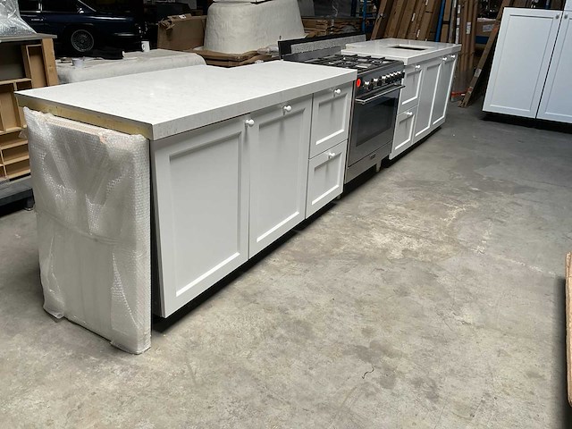Barletti rechtopgestelde keuken met kastenwand composiet werkblad en smeg fornuis - afbeelding 8 van  14
