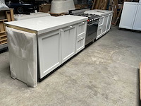 Barletti rechtopgestelde keuken met kastenwand composiet werkblad en smeg fornuis - afbeelding 8 van  14