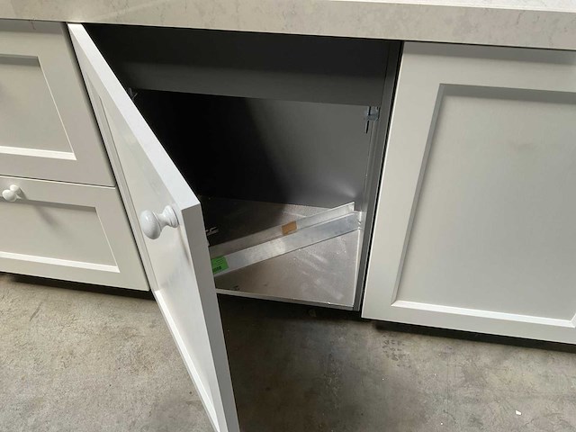 Barletti rechtopgestelde keuken met kastenwand composiet werkblad en smeg fornuis - afbeelding 13 van  14