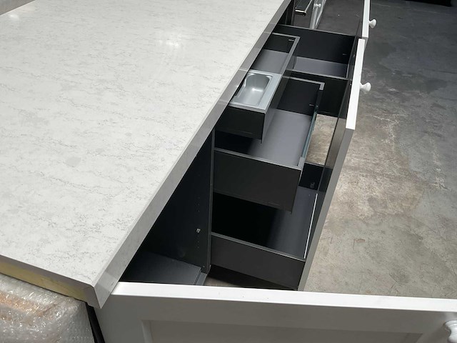 Barletti rechtopgestelde keuken met kastenwand composiet werkblad en smeg fornuis - afbeelding 9 van  14