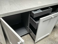 Barletti rechtopgestelde keuken met kastenwand composiet werkblad en smeg fornuis - afbeelding 10 van  14