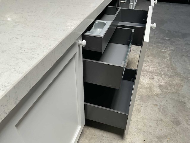 Barletti rechtopgestelde keuken met kastenwand composiet werkblad en smeg fornuis - afbeelding 11 van  14