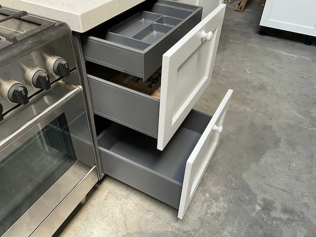 Barletti rechtopgestelde keuken met kastenwand composiet werkblad en smeg fornuis - afbeelding 12 van  14