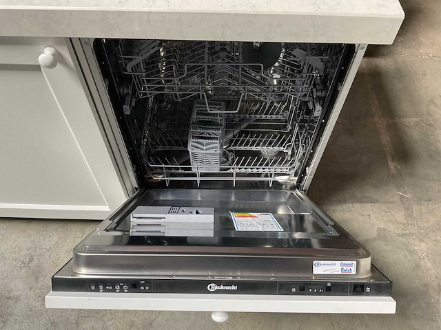 Barletti rechtopgestelde keuken met kastenwand composiet werkblad en smeg fornuis - afbeelding 14 van  14