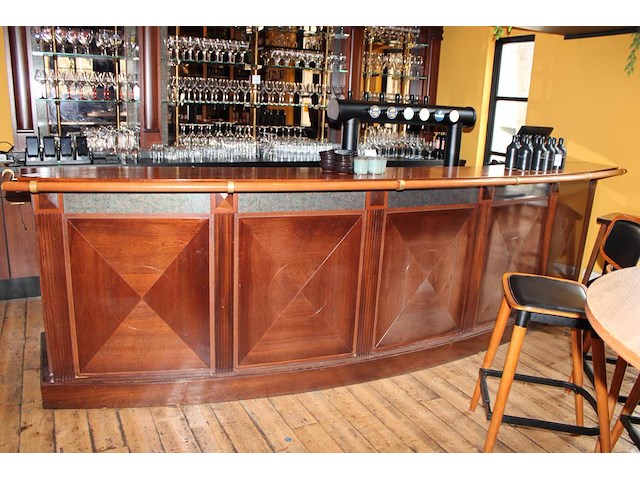 Barmeubel in boogopstelling bestaande uit barzijde met lengte 390 cm, tapinstallatie met 6 kranen, 2 fusten... - afbeelding 1 van  8