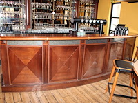 Barmeubel in boogopstelling bestaande uit barzijde met lengte 390 cm, tapinstallatie met 6 kranen, 2 fusten...