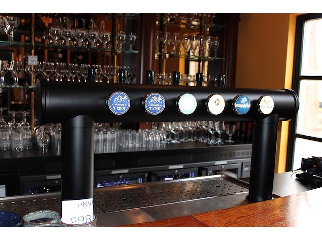 Barmeubel in boogopstelling bestaande uit barzijde met lengte 390 cm, tapinstallatie met 6 kranen, 2 fusten... - afbeelding 2 van  8