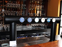 Barmeubel in boogopstelling bestaande uit barzijde met lengte 390 cm, tapinstallatie met 6 kranen, 2 fusten... - afbeelding 2 van  8