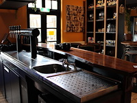 Barmeubel in boogopstelling bestaande uit barzijde met lengte 390 cm, tapinstallatie met 6 kranen, 2 fusten... - afbeelding 3 van  8