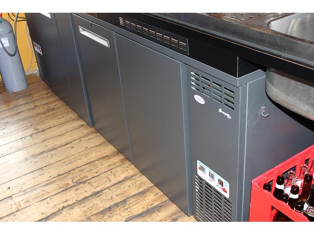 Barmeubel in boogopstelling bestaande uit barzijde met lengte 390 cm, tapinstallatie met 6 kranen, 2 fusten... - afbeelding 4 van  8