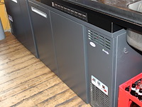 Barmeubel in boogopstelling bestaande uit barzijde met lengte 390 cm, tapinstallatie met 6 kranen, 2 fusten... - afbeelding 4 van  8