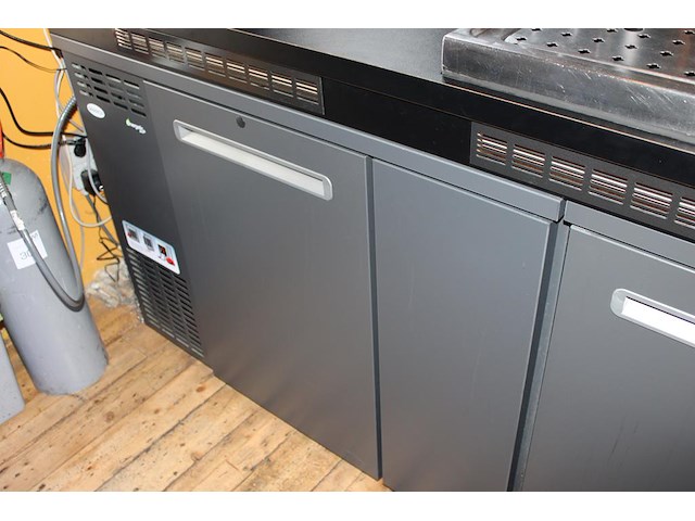 Barmeubel in boogopstelling bestaande uit barzijde met lengte 390 cm, tapinstallatie met 6 kranen, 2 fusten... - afbeelding 5 van  8