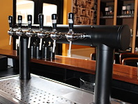 Barmeubel in boogopstelling bestaande uit barzijde met lengte 390 cm, tapinstallatie met 6 kranen, 2 fusten... - afbeelding 6 van  8