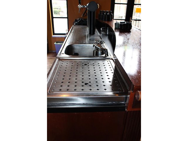 Barmeubel in boogopstelling bestaande uit barzijde met lengte 390 cm, tapinstallatie met 6 kranen, 2 fusten... - afbeelding 7 van  8