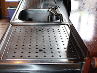 Barmeubel in boogopstelling bestaande uit barzijde met lengte 390 cm, tapinstallatie met 6 kranen, 2 fusten... - afbeelding 7 van  8